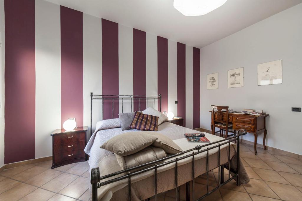 ボローニャにあるAbitaRoom Wine Mini-Flatのベッドルーム1室(ベッド1台付)