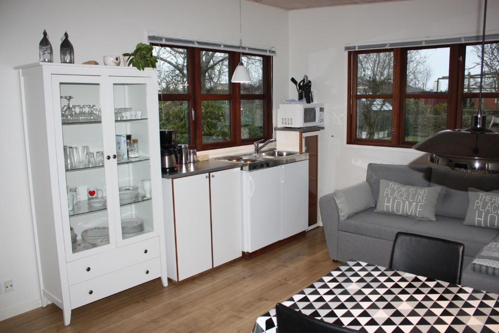 スケーエンにあるSkagen Ferie 1のリビングルーム(ソファ付)、キッチン