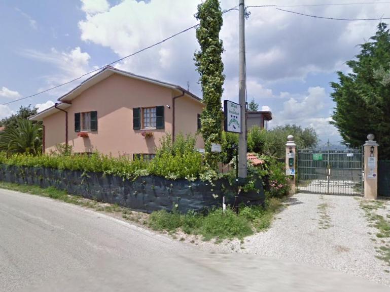 a pink house on the side of a road at Bed&Breakfast Giardino Agritourist in Controguerra