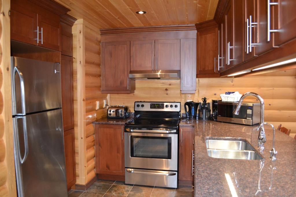 Kuchyň nebo kuchyňský kout v ubytování Selenia Lodge- Résidences et Chalets dans les Laurentides
