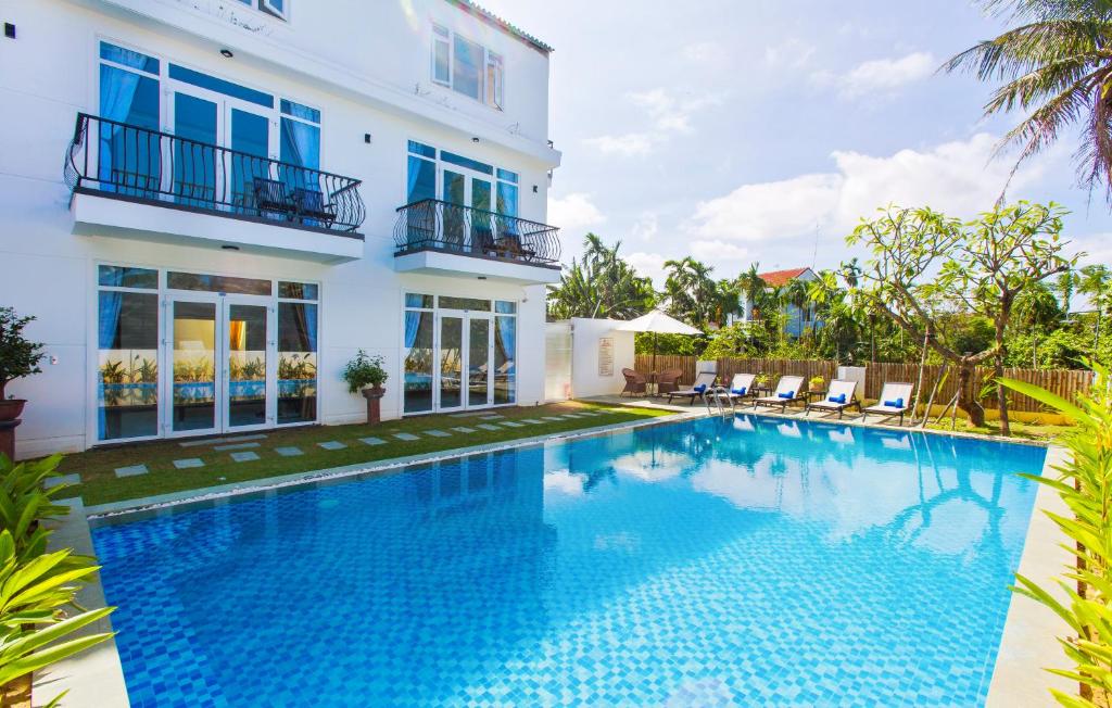 uma piscina em frente a uma casa em Hoi An Sunny Pool Villa em Hoi An
