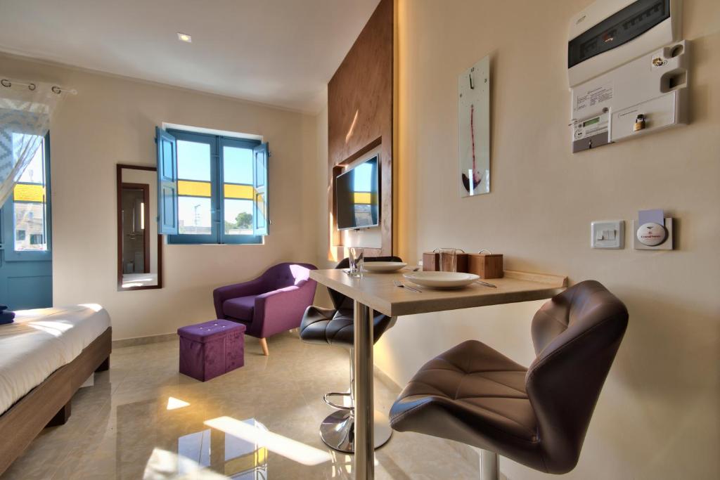TV a/nebo společenská místnost v ubytování Central Suites St. Julian's