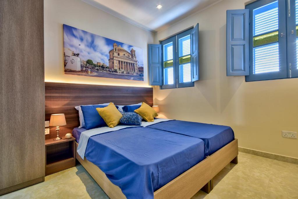 Postel nebo postele na pokoji v ubytování Central Suites St. Julian's