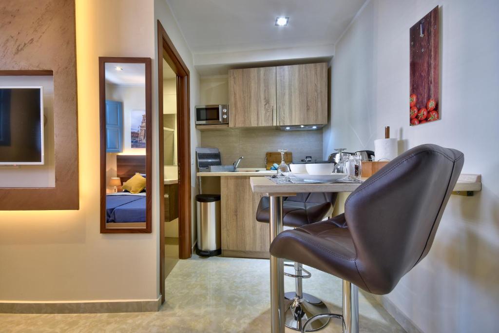 Kuchyň nebo kuchyňský kout v ubytování Central Suites St. Julian's