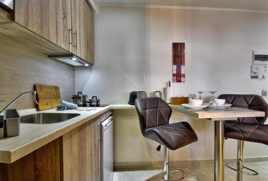 Kuchyň nebo kuchyňský kout v ubytování Central Suites St. Julian's