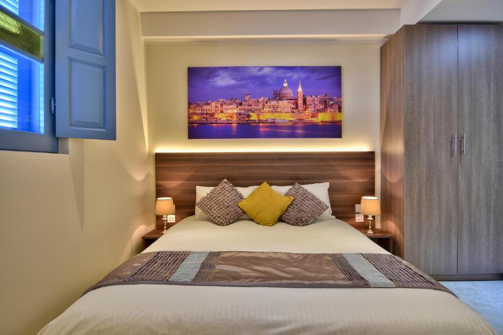 Postel nebo postele na pokoji v ubytování Central Suites St. Julian's