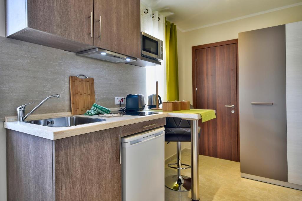 Kuchyň nebo kuchyňský kout v ubytování Central Suites St. Julian's