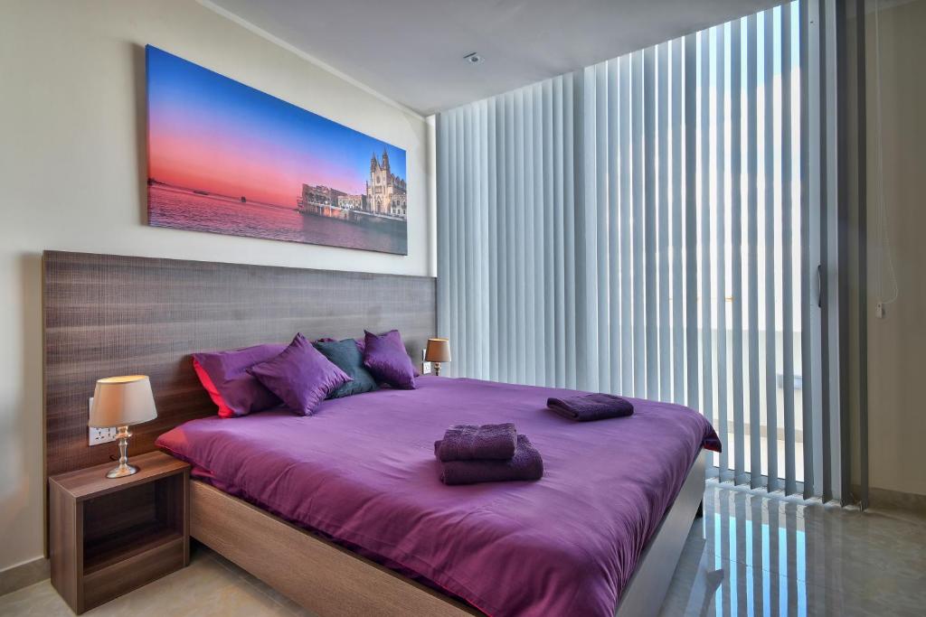 Postel nebo postele na pokoji v ubytování Central Suites St. Julian's