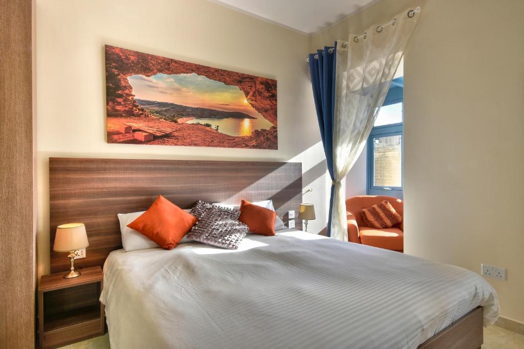 Postel nebo postele na pokoji v ubytování Central Suites St. Julian's