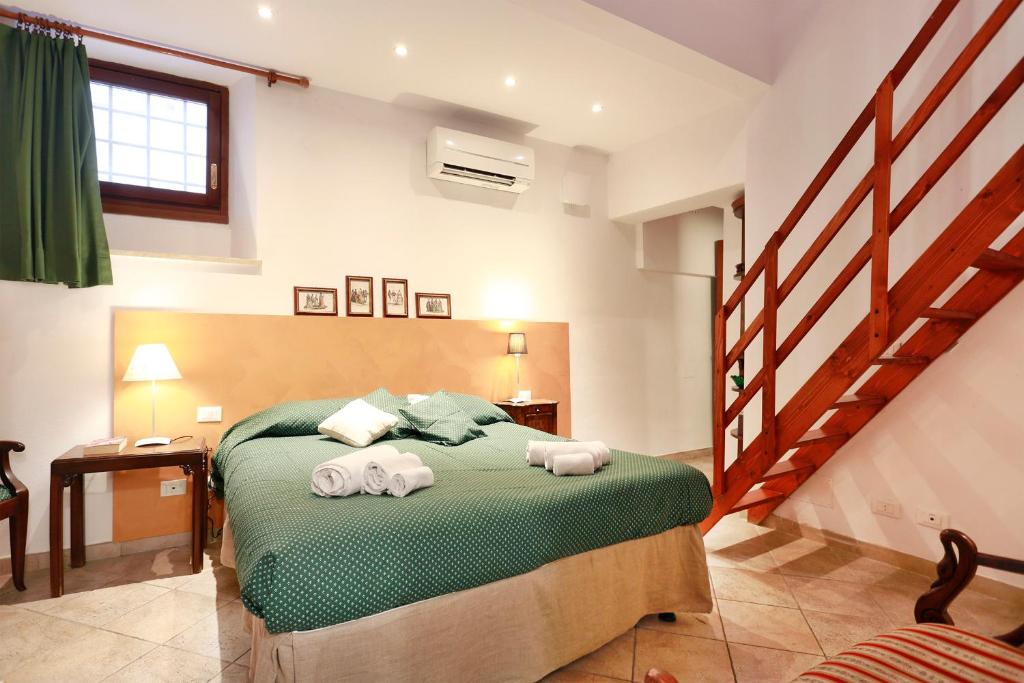 una camera da letto con un letto e asciugamani di Ghibellina Apartment in the heart of the city a Firenze