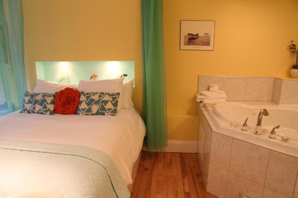 Leaside Manor - Superior Queen Room