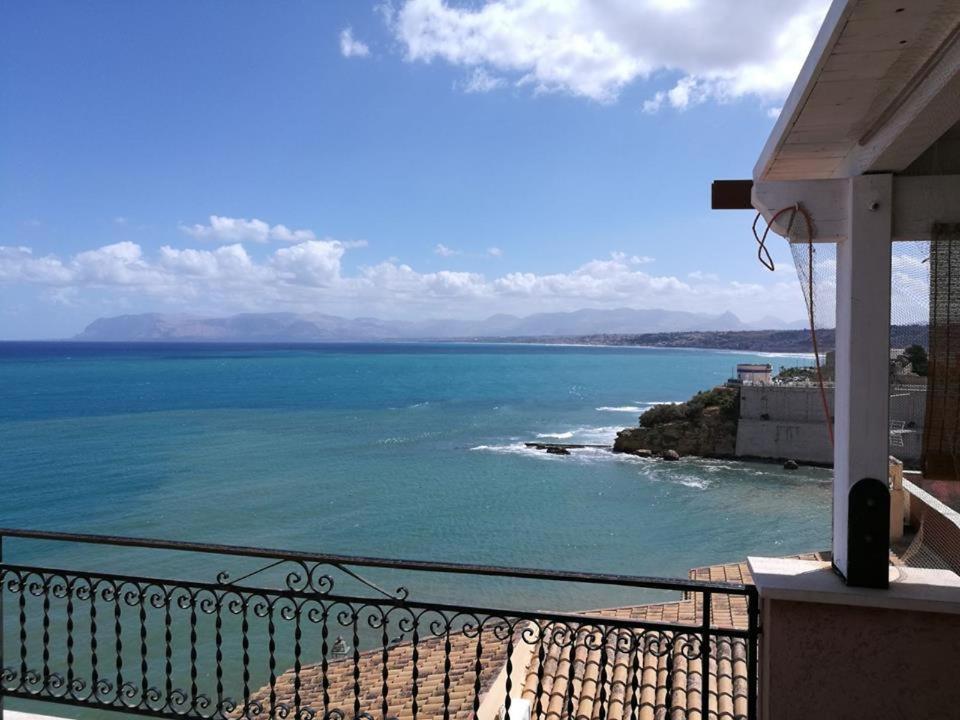 - Balcón con vistas al océano en Balconi Sul Mare Appartamenti, en Castellammare del Golfo