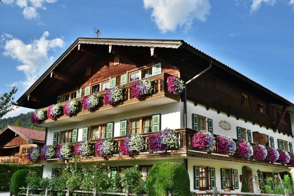 een gebouw met bloemen op de balkons bij Ferienwohnungen Woferllehen in Berchtesgaden