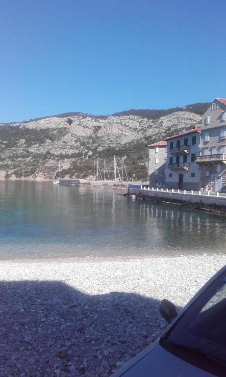 vista di una cassa d'acqua con edifici di Apartman Pavao Fadić a Komiža
