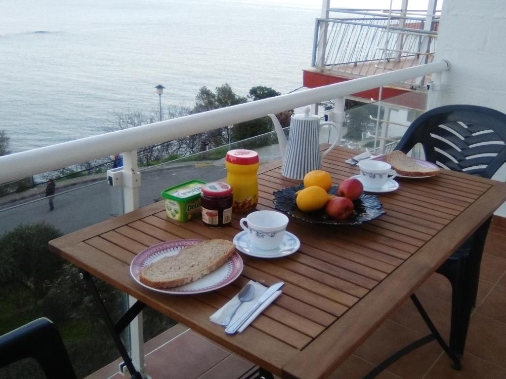 リャンサにあるCa la Nuri pis 1 vistas al marのバルコニーの上にテーブルと朝食用の食材
