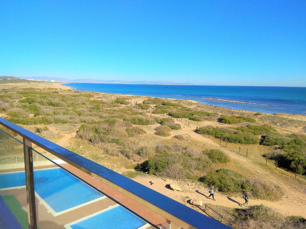 Luftaufnahme eines Strandes und des Meeres in der Unterkunft Luxury and Modern Beach Apartment with Sea Views in La Mata