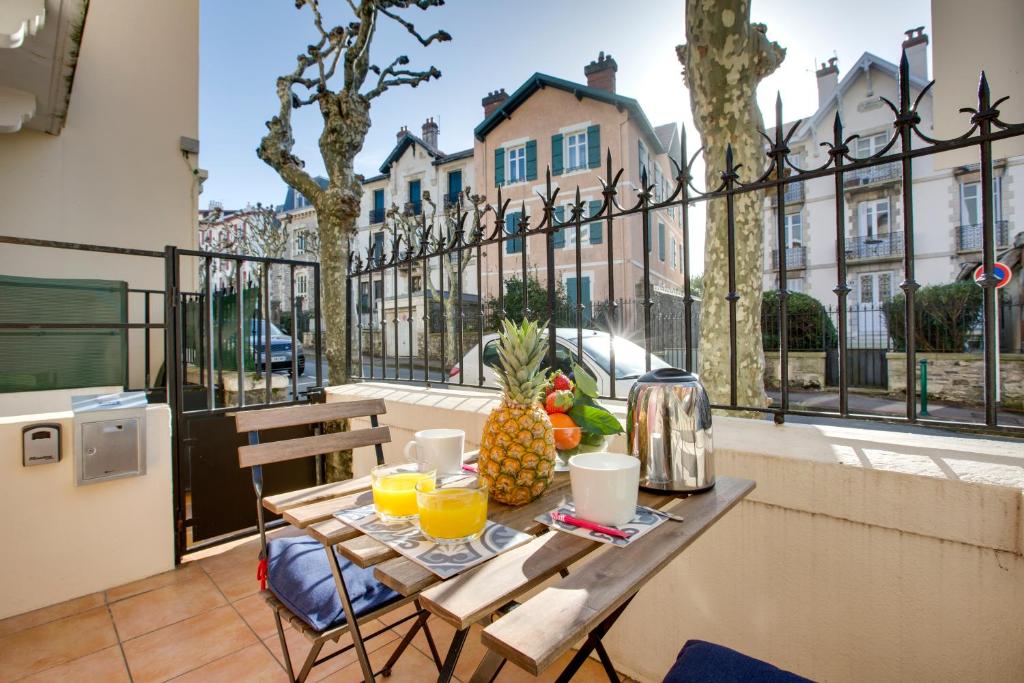 ビアリッツにあるWelkeys Apartment - Carnot Biarritzのバルコニー(パイナップル付きテーブル付)