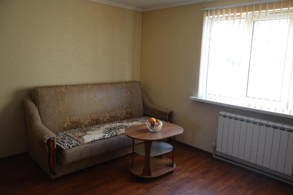 キスロヴォツクにある2-ух комнатная квартира в центре городаのリビングルーム(ソファ、テーブル付)