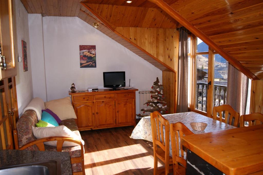 Televízia a/alebo spoločenská miestnosť v ubytovaní Apartaments Pont Romànic