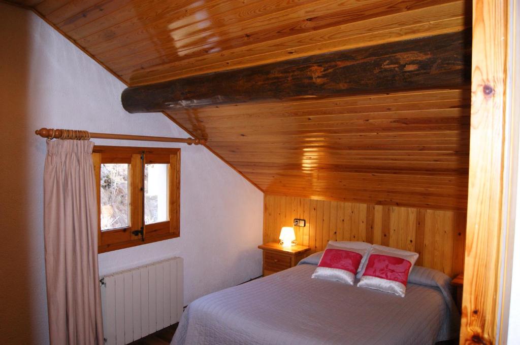 Posteľ alebo postele v izbe v ubytovaní Apartaments Pont Romànic