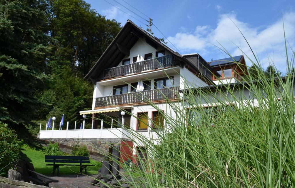 un edificio blanco con balcón en la parte superior en Hotel-Restaurant Im Heisterholz, en Hemmelzen