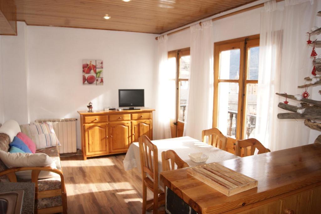 Televízia a/alebo spoločenská miestnosť v ubytovaní Apartaments Pont Romànic