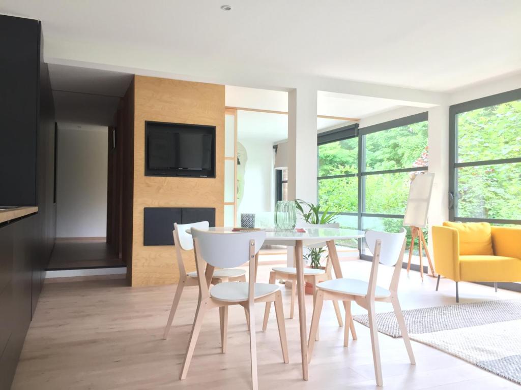 een keuken en eetkamer met een tafel en stoelen bij La Tête Dans Les Étoiles in Boeschèpe