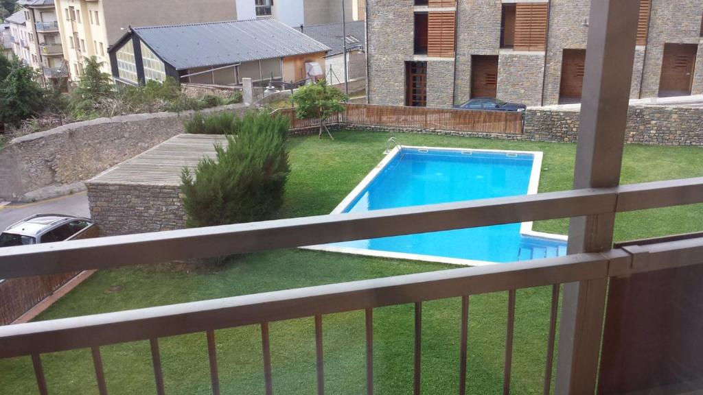 The swimming pool at or close to Apartament Neret I