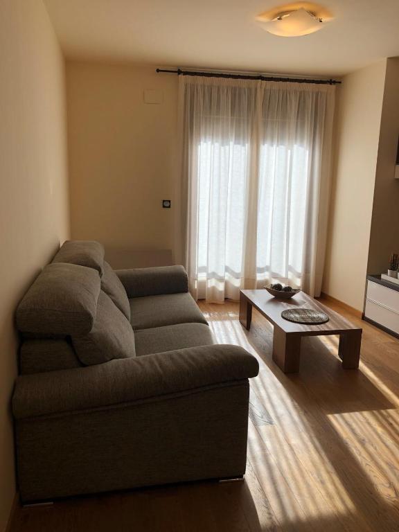 A seating area at Apartament Neret I