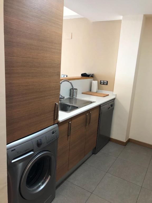 A kitchen or kitchenette at Apartament Neret I