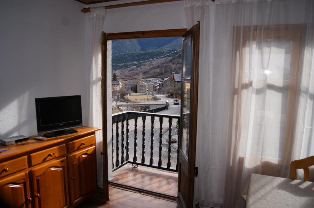 Televízia a/alebo spoločenská miestnosť v ubytovaní Apartaments Pont Romànic