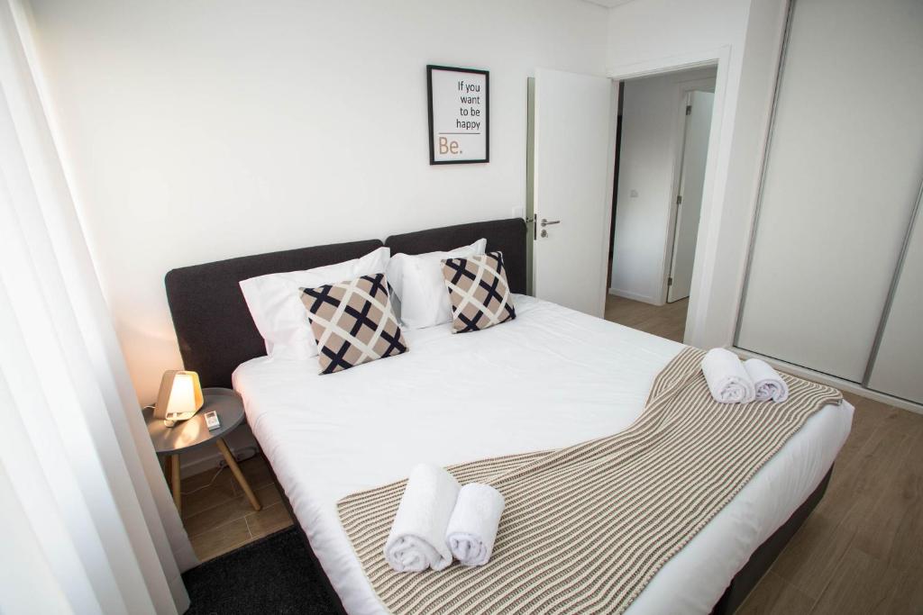 波多的住宿－Camões 691 Design Apartments by Porto City Hosts，一间卧室配有带毛巾的床