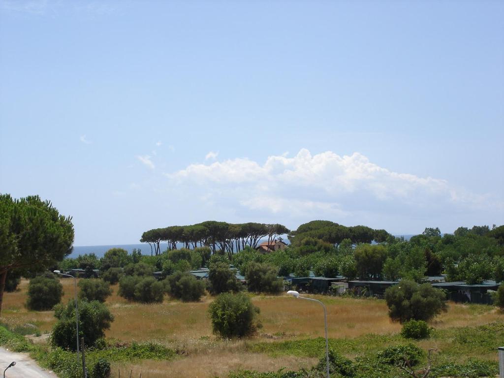 una vista de un campo con árboles a lo lejos en Complesso Riva di Badino en Terracina