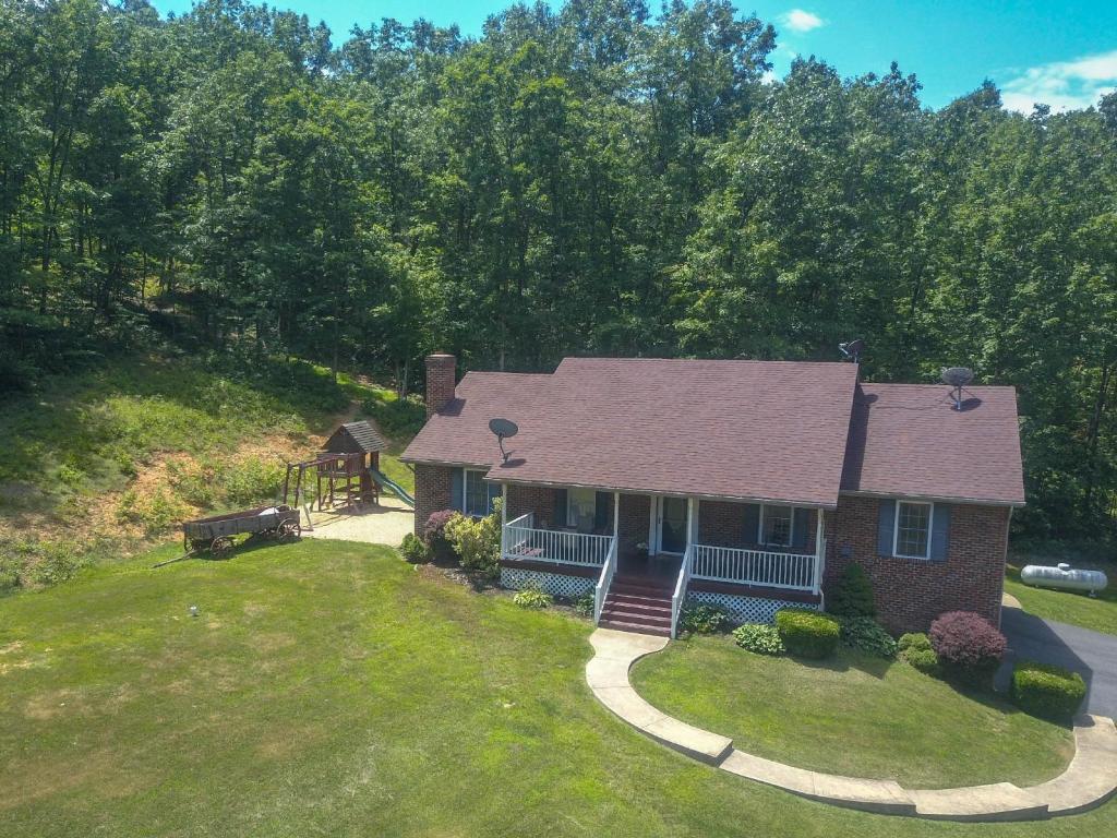 an aerial view of a house with a yard at Old Wagon Lodge Spacious Retreat WiFi & Hot Tub Theater Room in Luray