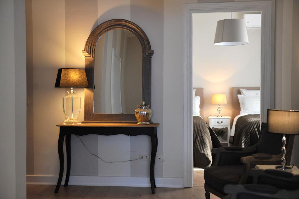 ローマにあるVatican Apartmentの鏡とランプ付きの部屋