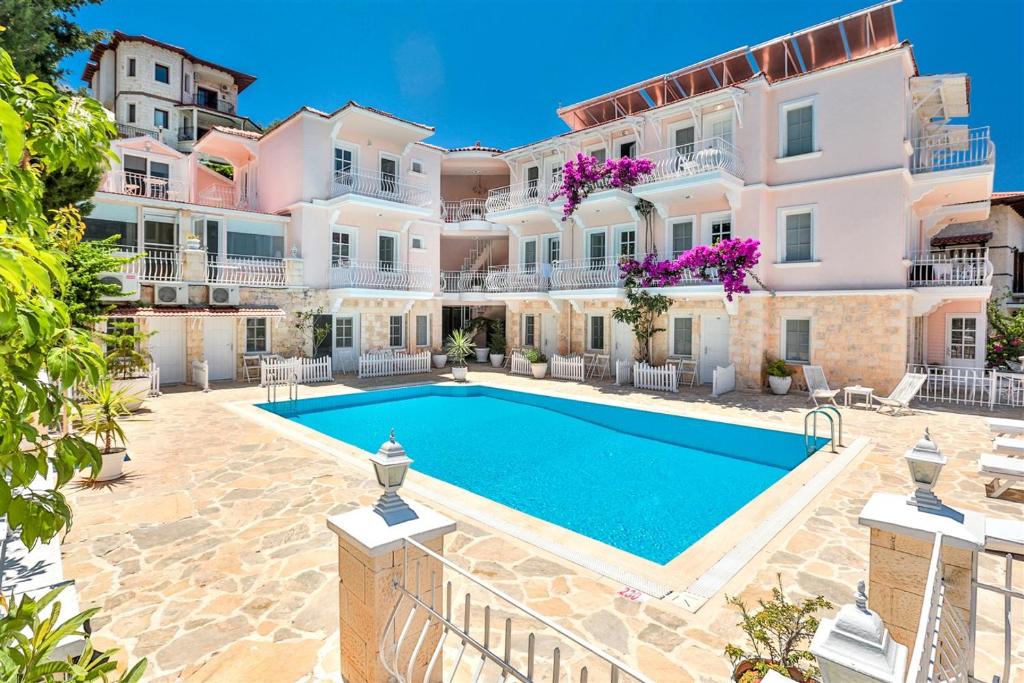 The swimming pool at or close to Club Çapa Hotel