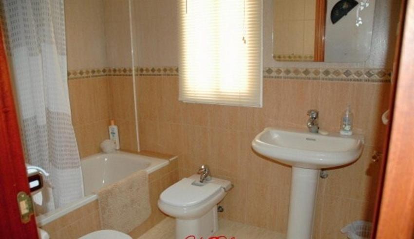 W łazience znajduje się umywalka, toaleta i wanna. w obiekcie One-bedroom flat 200m from the beach w mieście Almería