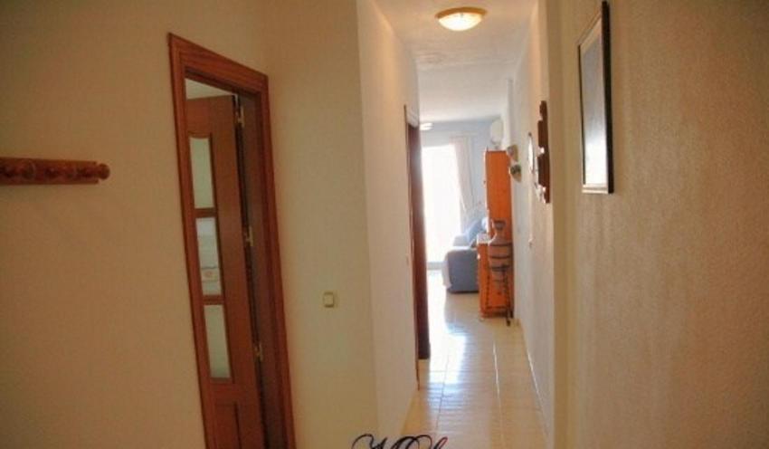 Telewizja i/lub zestaw kina domowego w obiekcie One-bedroom flat 200m from the beach