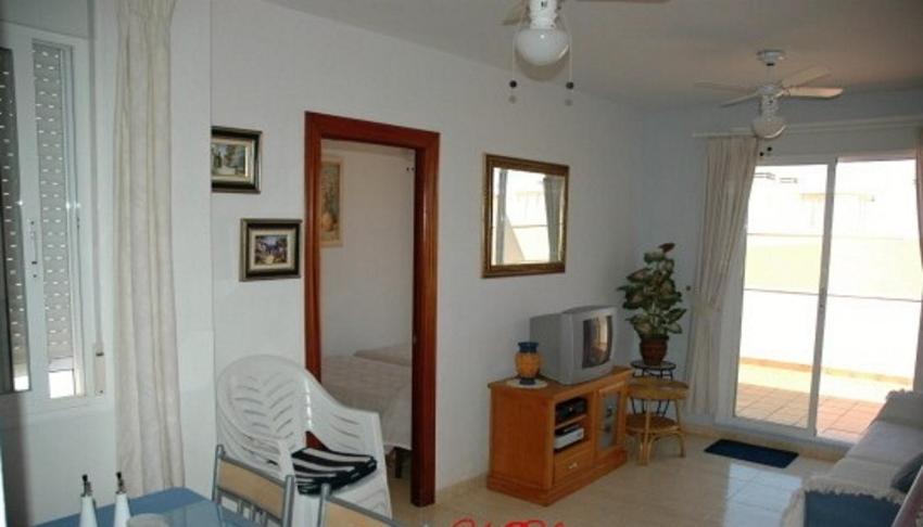 Telewizja i/lub zestaw kina domowego w obiekcie One-bedroom flat 200m from the beach