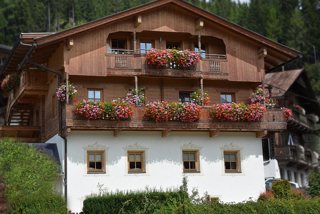 ハインフェルスにあるHaus Pitterlの花箱付きの建物