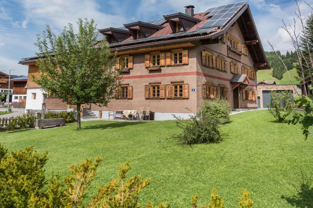 una grande casa con un prato davanti di Pepi's Landhaus a Schattwald