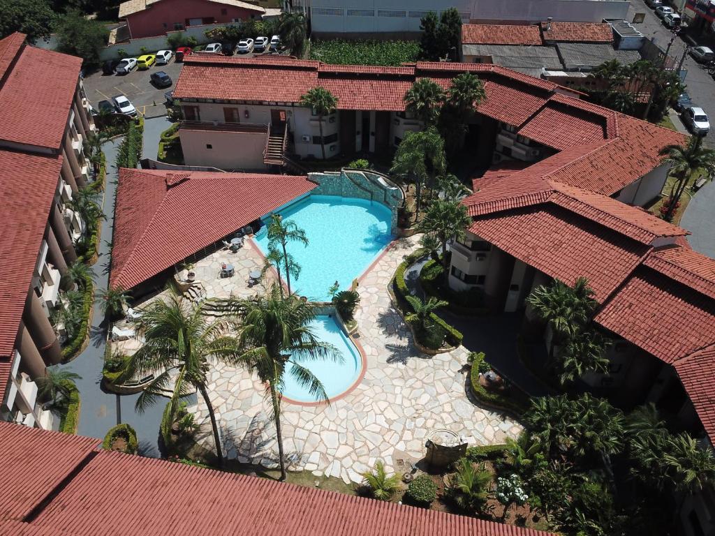 an overhead view of a swimming pool in a building at Rio Quente Recanto das Aguas in Rio Quente