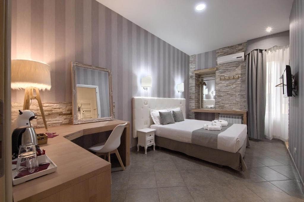 una camera d'albergo con letto, scrivania di Vatican Treasure a Roma