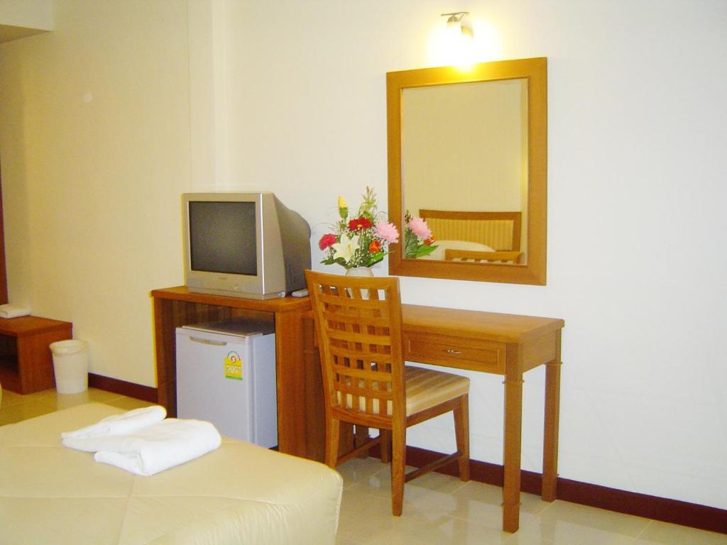 TV a/nebo společenská místnost v ubytování Prachuap Place Hotel