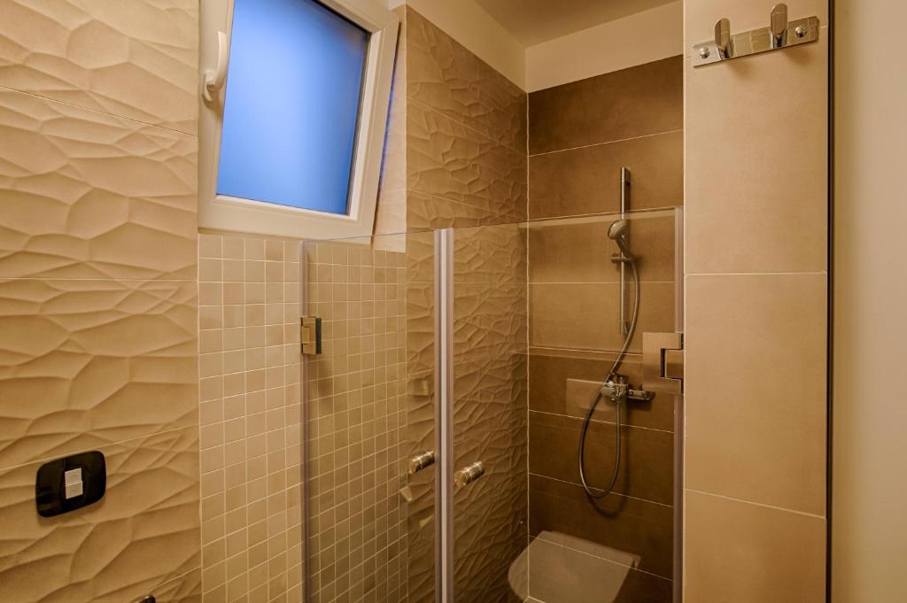 Kúpeľňa v ubytovaní Deluxe new apartments - few steps from the beach - luxury holiday with style - by TRAVELER tourist agency Krk