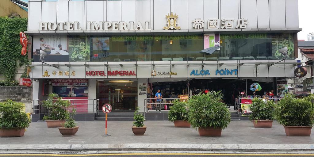 un edificio con piante in vaso di fronte ad esso di Hotel Imperial a Kuala Lumpur