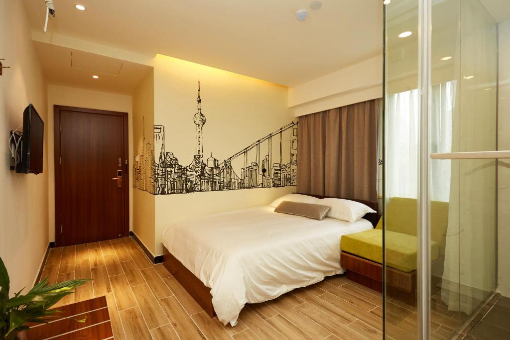 - une chambre avec un lit et un mur en verre dans l'établissement Shanghai Meego Qingwen Hotel, à Shanghai
