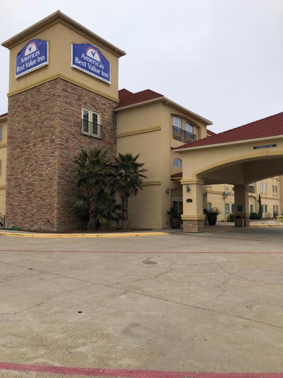 Gun Barrel CityにあるAmericas Best Value Inn - Gun Barrel Cityの建物の横に看板のあるホテル