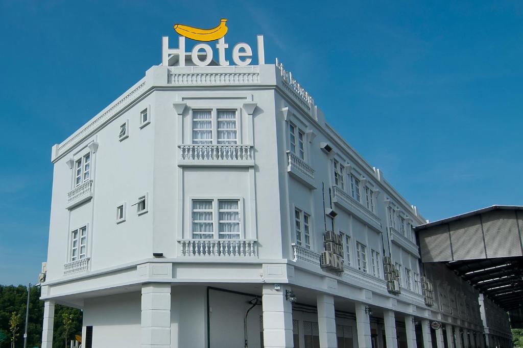 Big Banana Hotel, Sg Petani في سونغاي بيتاني: مبنى أبيض عليه لافتة فندق