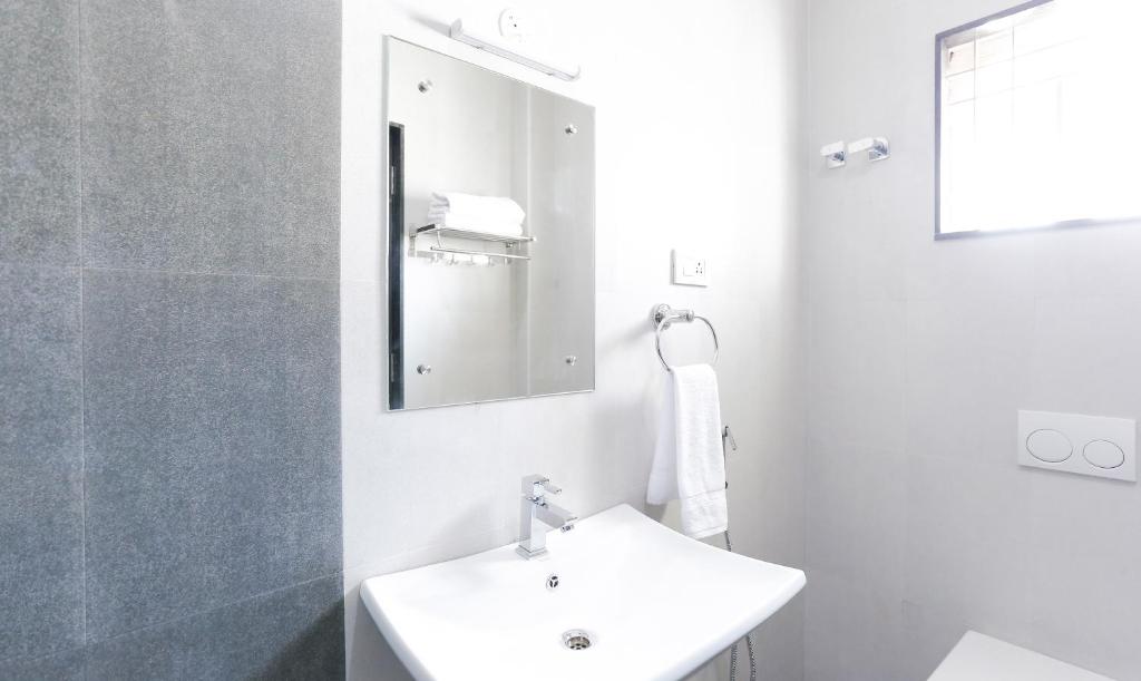 Koupelna v ubytování Treebo Hi Line Apartments Kalapatti